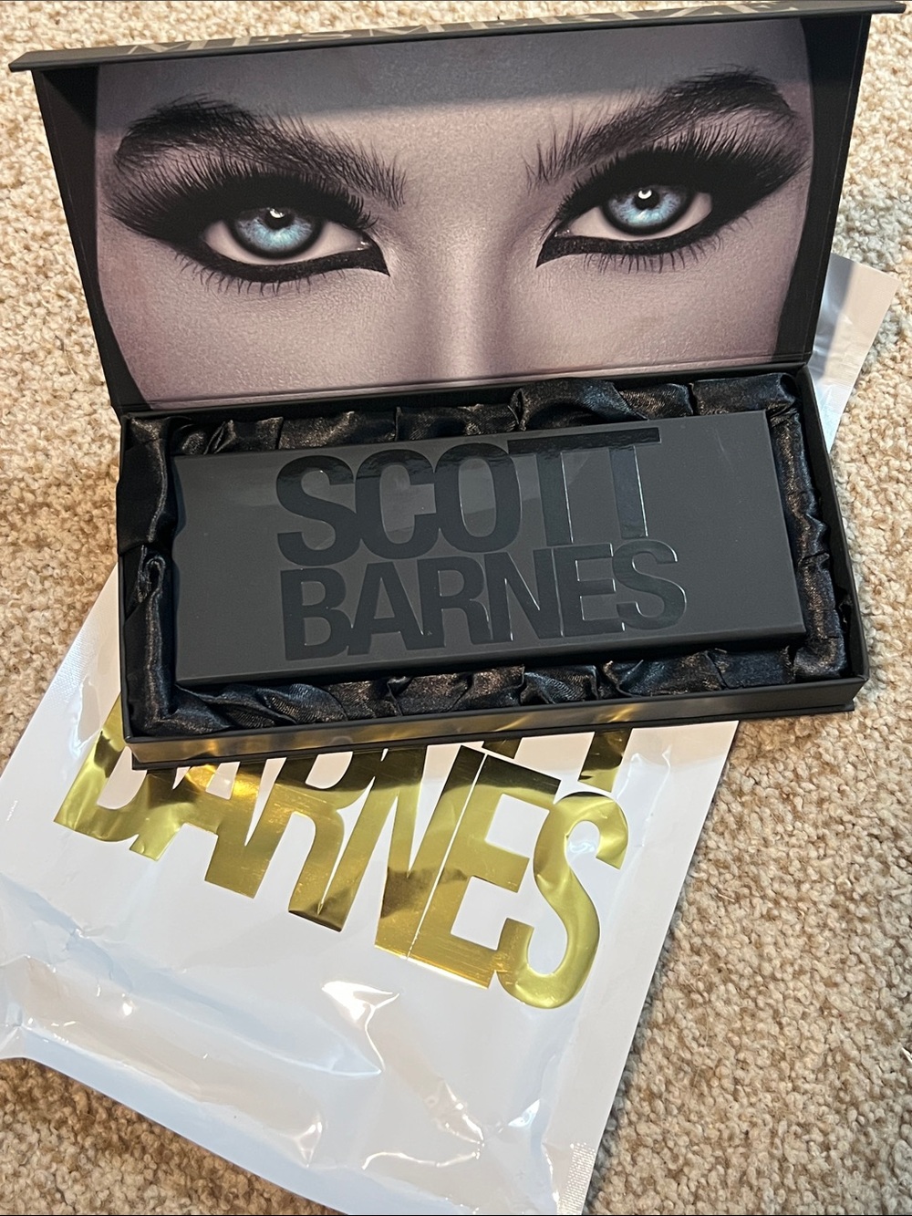 🐈‍⬛ SCOTT BARNES Limited Edition Mesmerize Eyeshadow Palette